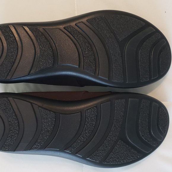 Easy Street Comfort Wave brown flat shoes, 6WW - Picture 6 of 8